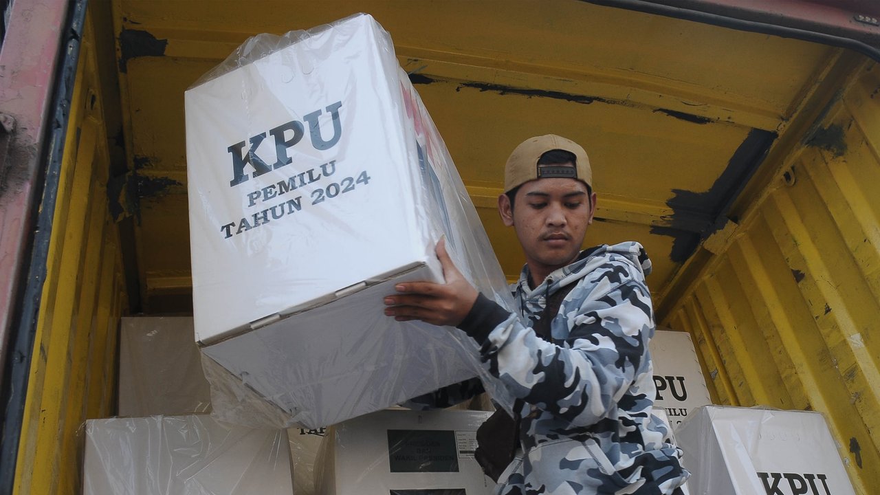 Petugas Komisi Pemilihan Umum (KPU) melakukan pendistribusian logistik pemilu dari gudang logistik Jakarta Utara menuju ke Kabupaten Kepulauan Seribu di Dermaga 1 Marina Ancol, Jakarta, Jumat (9/2/2024).