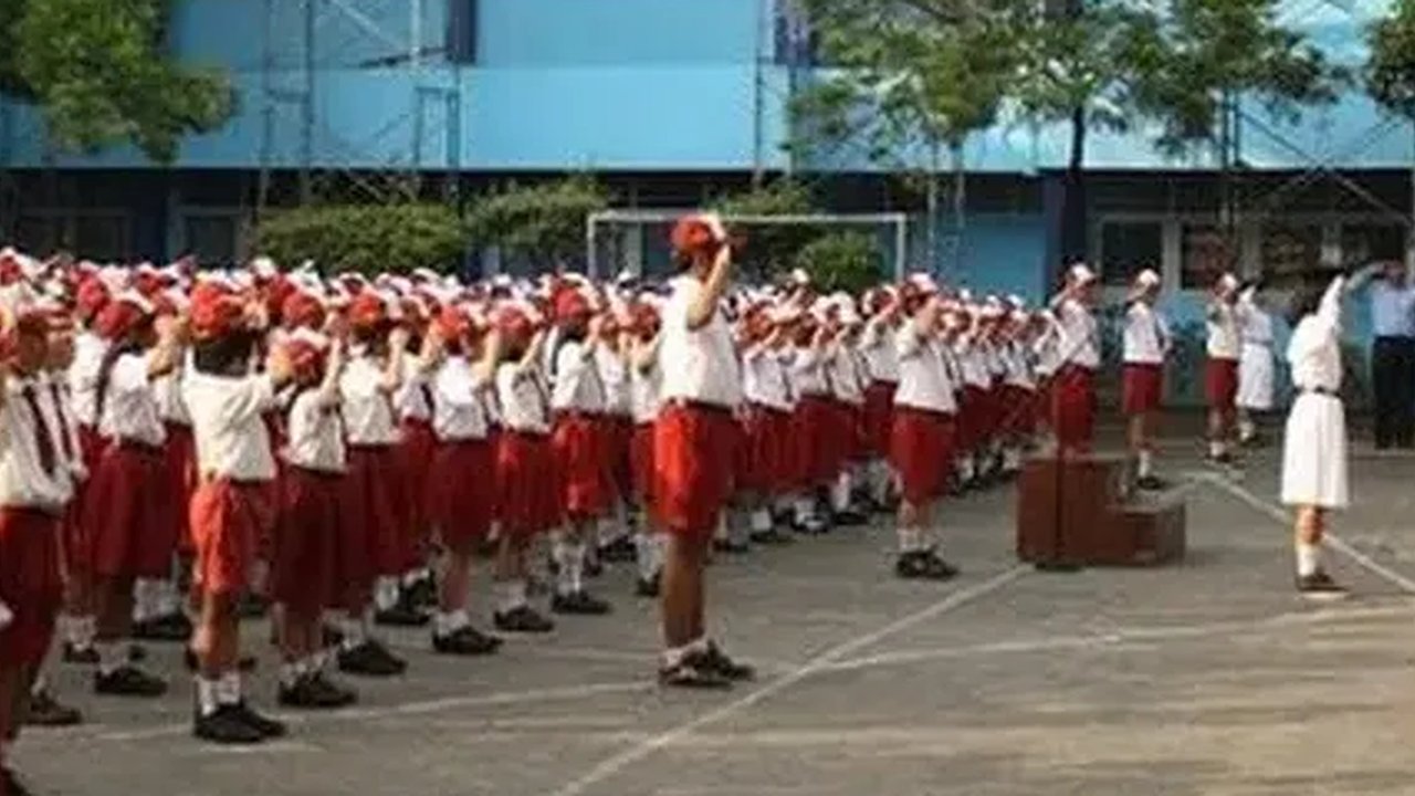 Ilustrasi anak sekolah, siswa, murid, pelajar SMA. (Image by syarifahbrit on Freepik)