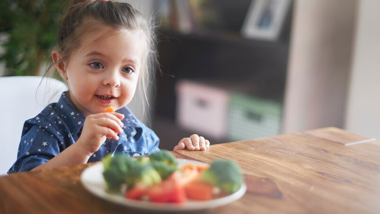 Ilustrasi Anak Makan Sayur