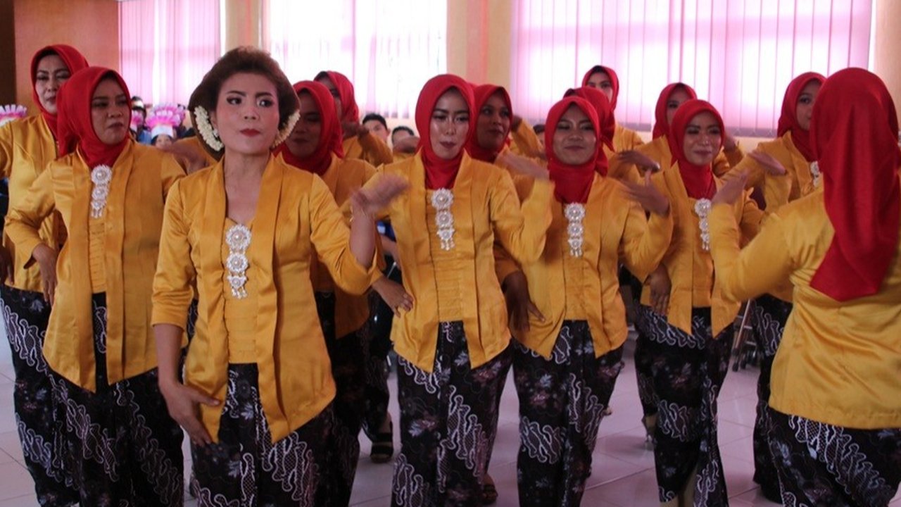 yel-yel lucu