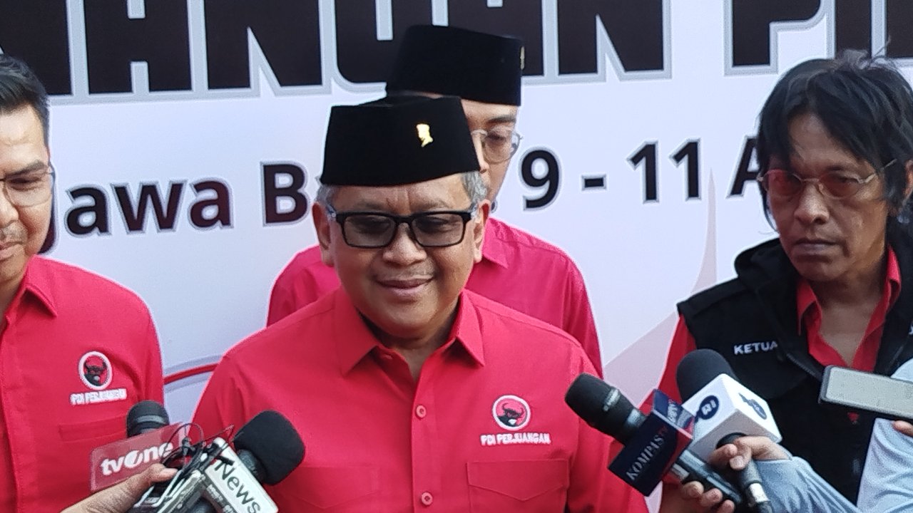 Sekretaris Jenderal DPP PDI Perjuangan (PDIP) Hasto Kristiyanto di Halaman Masjid At Taufiq, depan Sekolah Partai DPP PDIP, Lenteng Agung, Jakarta, Sabtu (3/8) malam (Merdeka.com)