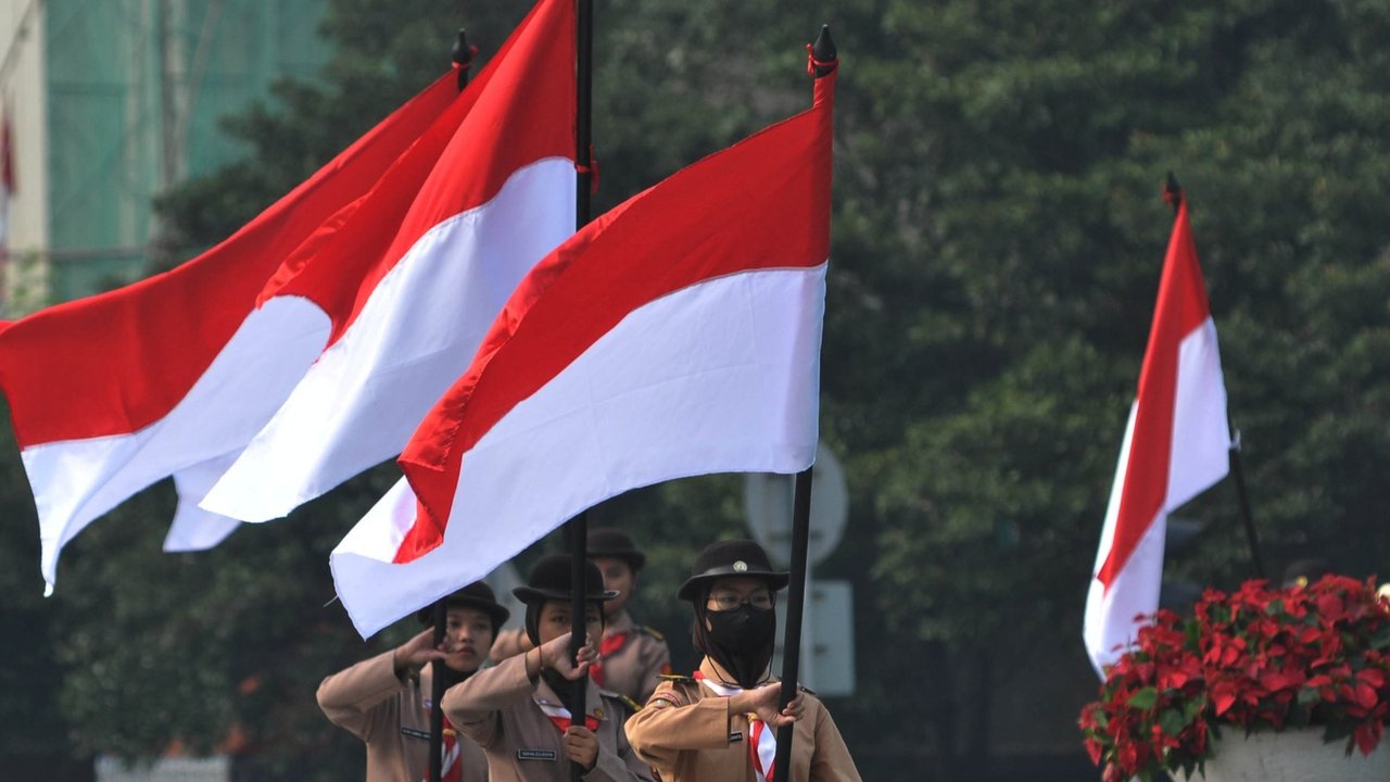 Upacara pengibaran Bendera Merah Putih selama bulan Agustus 2024 di Kawasan Bundaran HI, Jakarta, Kamis (8/8/2024). Upacara yang diikuti berbagai elemen masyarakat dan komunitas yang mewakili bangsa Indonesia sebagai bulan Kebangsaan yang setiap hari mengibarkan bendera merah putih dan mengitari Bundaran HI. merdeka.com/imam buhori