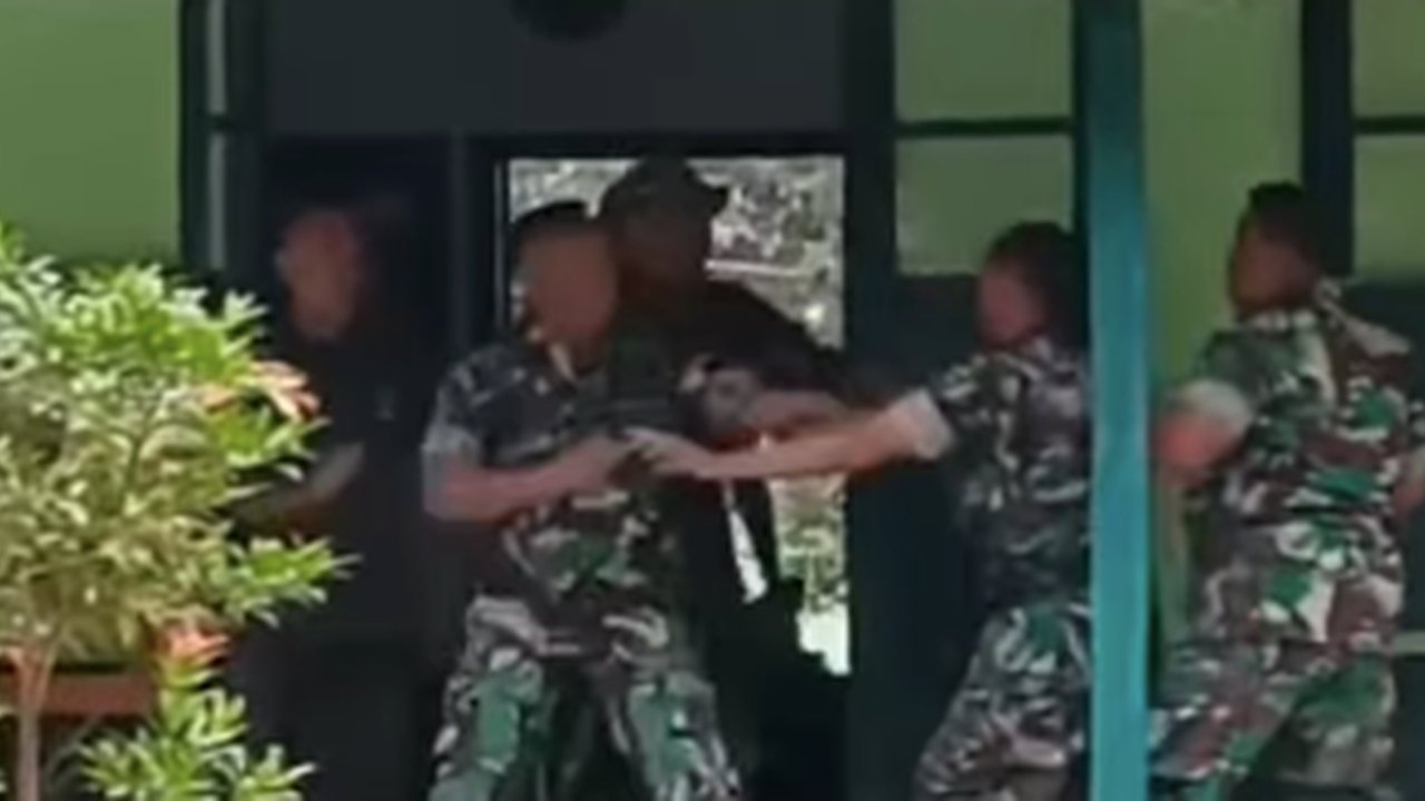 Prajurit TNI Berantem Banting-banting Piring, Ternyata Kejutan buat Komandan Lagi Ultah