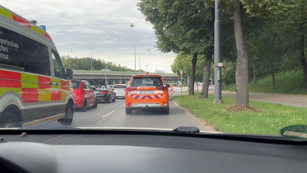 Suasana kemacetan yang dilihat Bola.com ketika baru tiba di Munchen, Jerman, Selasa (2/7/2024). (Bola.com/Benediktus Gerendo Pradigdo)