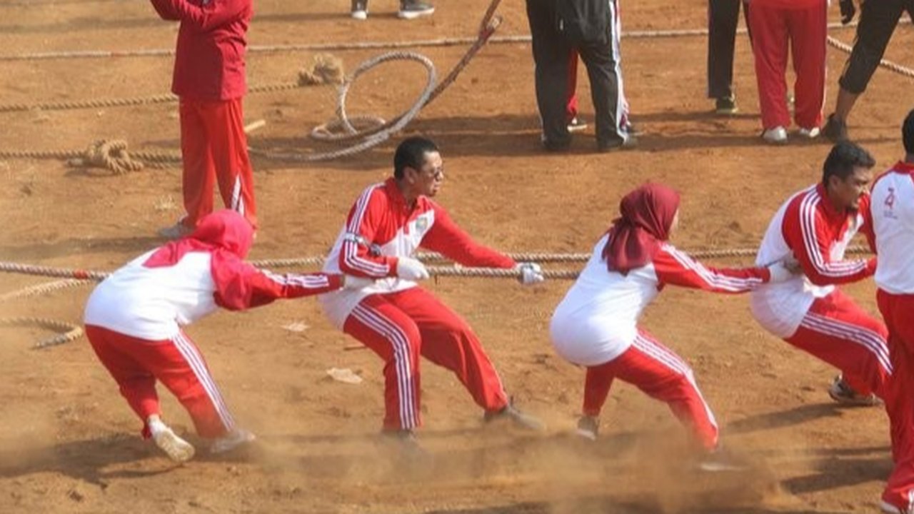 Sambutan dapat dimulai dengan ungkapan rasa syukur dan bangga atas pencapaian kemerdekaan bangsa.