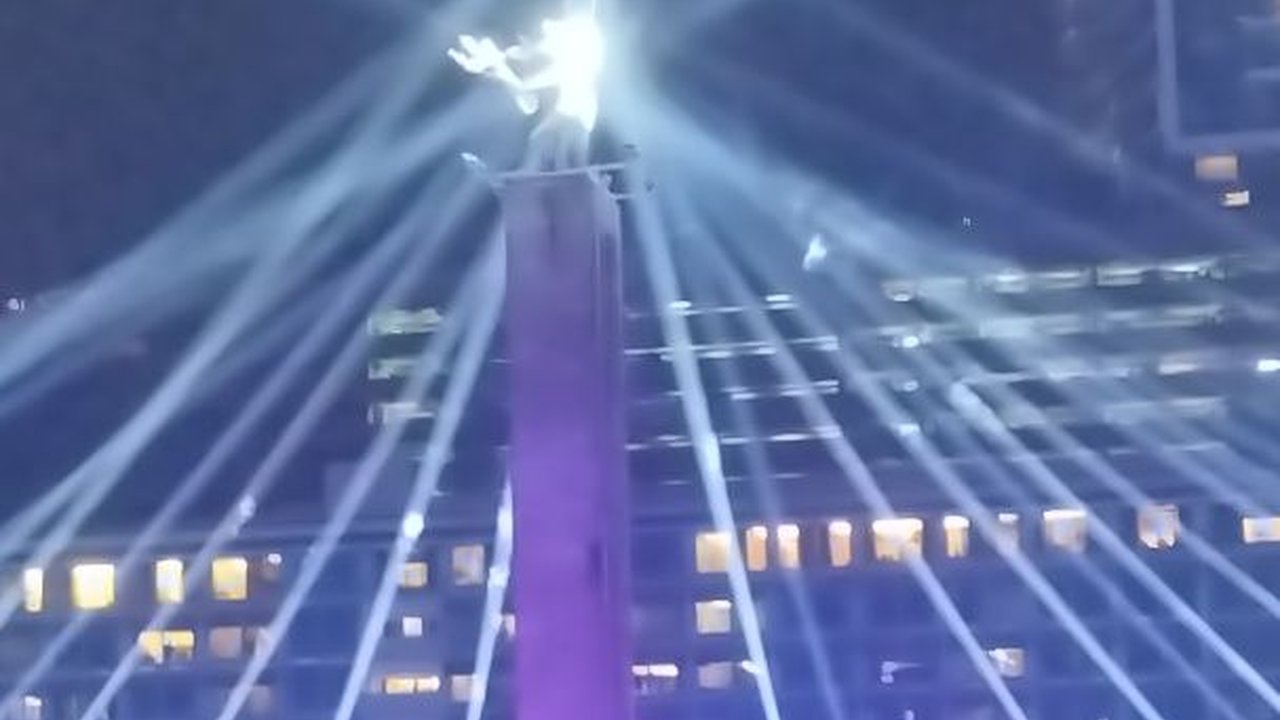 500 Drone dan Kembang Api Iringi Malam Tahun Baru 2024 di Bundaran HI