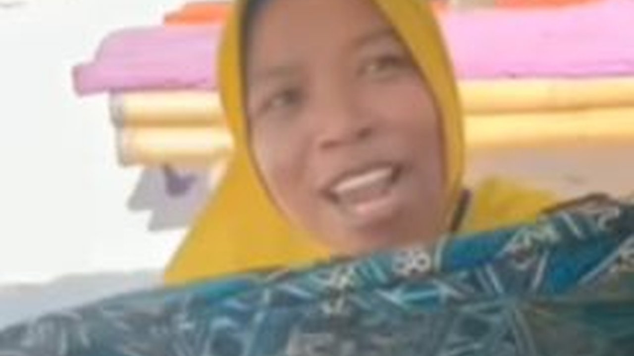 Fasih Tiga Bahasa Asing, Penjual Sarung di Lombok Ini jadi Sorotan 'Pintar Sekali'