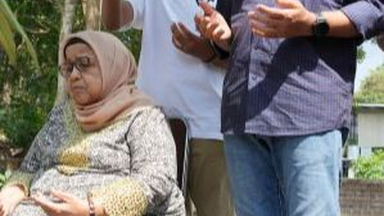 Anies Ziarah ke Makam Ayahnya, Teringat Pesan Agar Tidak Takut Diomongin Orang
