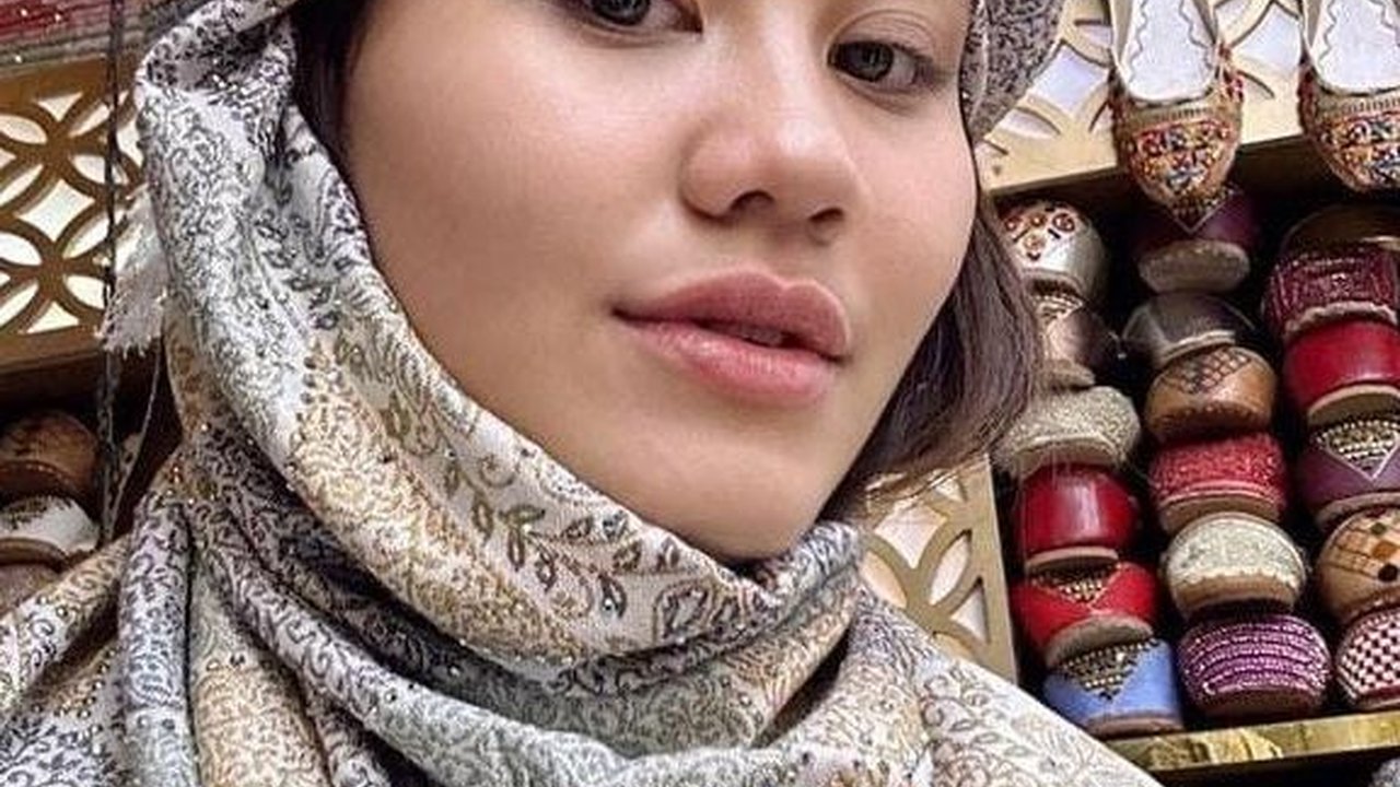 7 Potret Aaliyah Massaid di Dubai, Pakai Midi Dress Anggun Banget