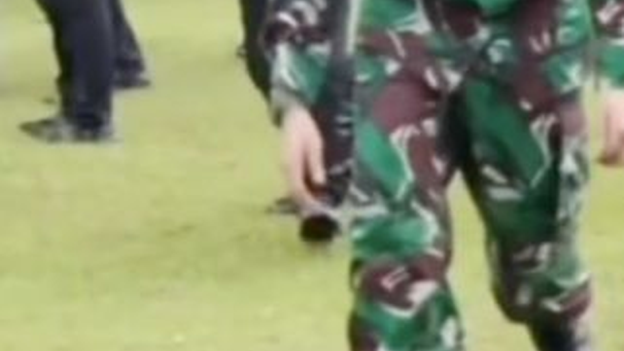 ⁠Perempuan Baju Merah Lari lalu Jatuh, Ditolong Mayor Teddy Indra jadi Salting