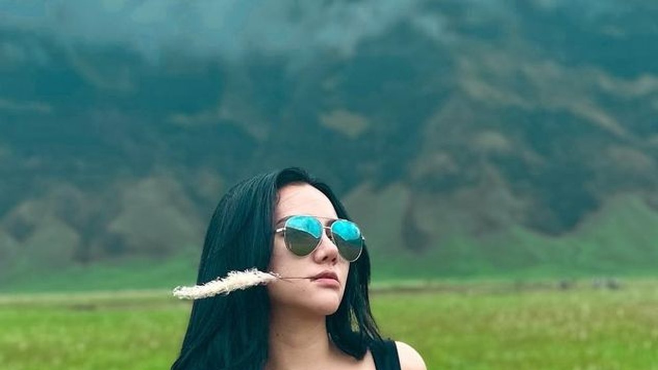 8 Potret Liburan Lala Widy ke Bromo Jadi Sorotan Netizen, Nekat Pakai Tank Top Padahal Cuaca Dingin