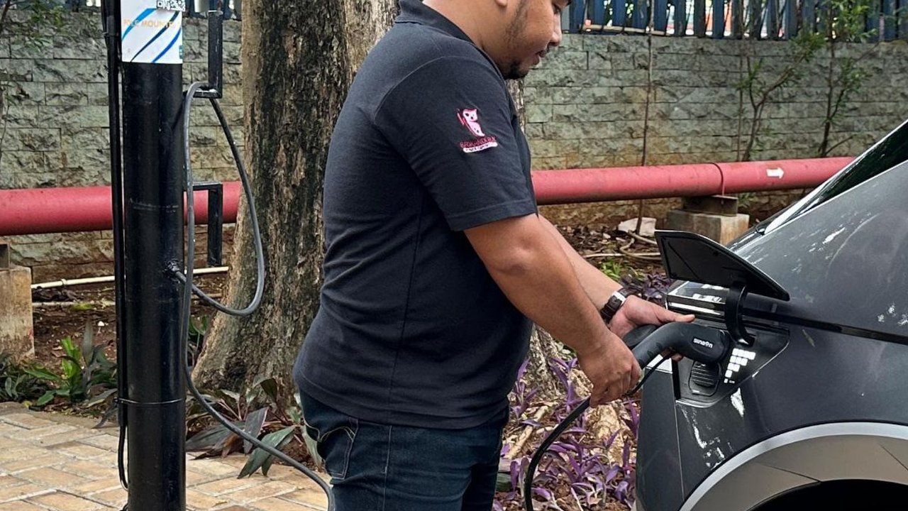 Tiang Listrik PLN Kini Bisa Jadi Tempat Charger Mobil Listrik, Begini Penampakannya