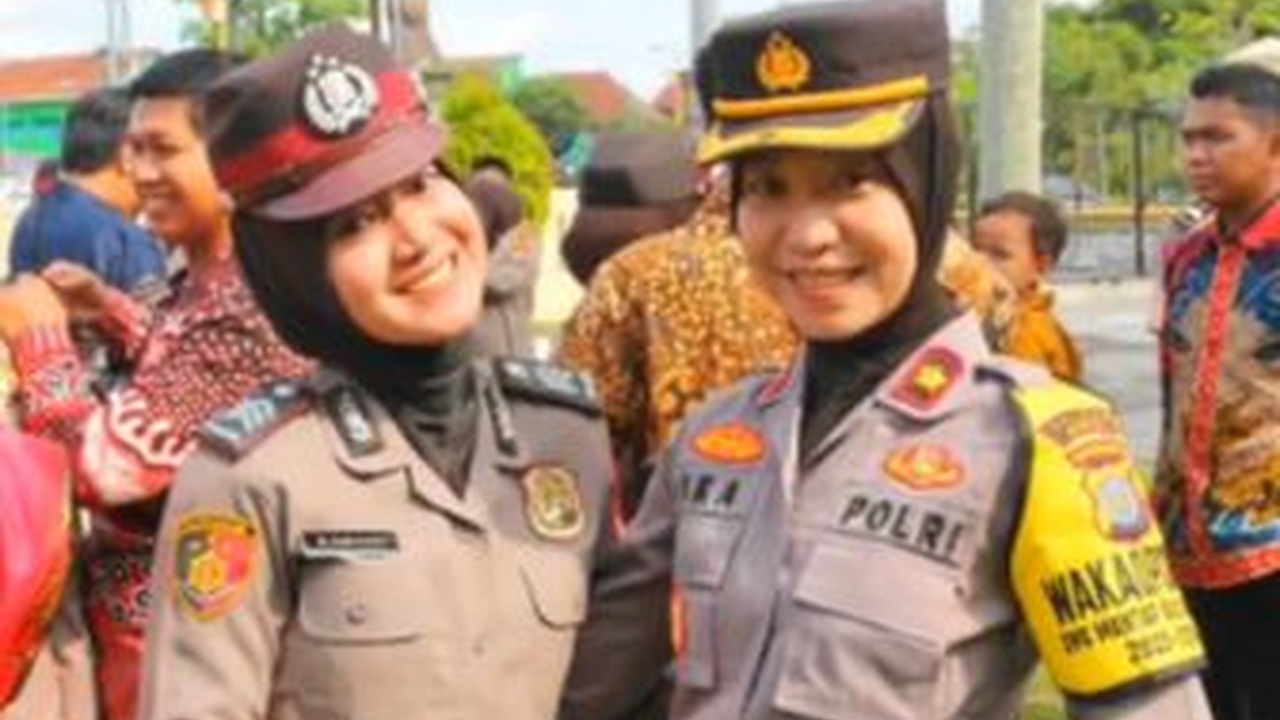 Kompol Ika Shanti Wakapolres Muda Bantu Pasangkan Pangkat Anak Buah, Parasnya Malah jadi Sorotan