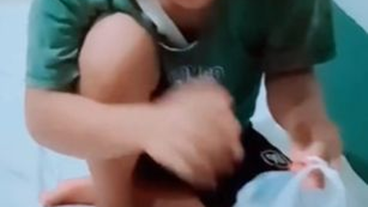 Kisah Arbi Anak Down Syndrome, Rawat dan Jaga Ibu yang Sakit Jantung di Rumah Sakit