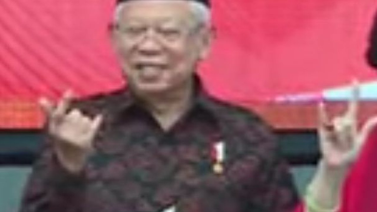 Momen Wapres Ma'ruf Amin Pose 3 Jari Bareng Megawati dan Ganjar di HUT ke-51 PDIP