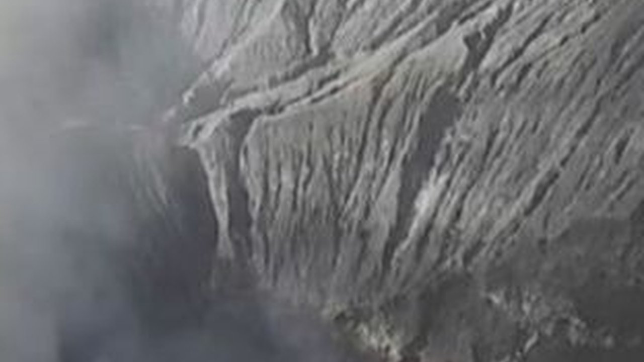 Penjelasan Taman Nasional Bromo Tengger Semeru Penyebab 'Lautan' Pasir Gunung Bromo