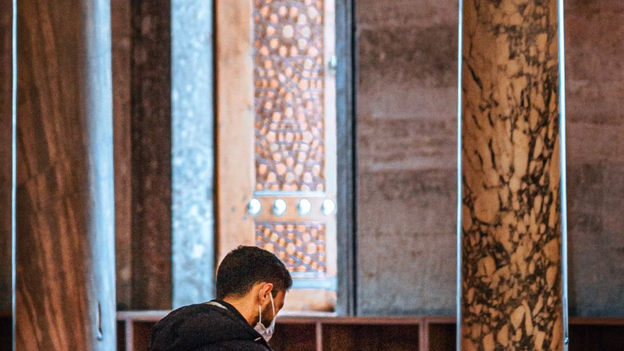 Bacaan Sholat 5 Waktu dari Niat sampai Salam, Lengkap dengan Arti