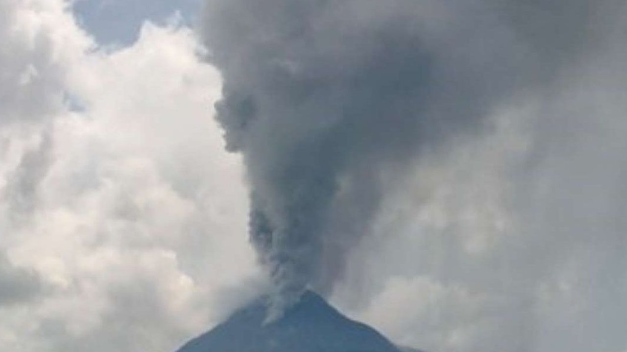FOTO: Penampakan Erupsi Gunung Lewotobi, Abu Vulkanik Menyembur dari 5 Lubang