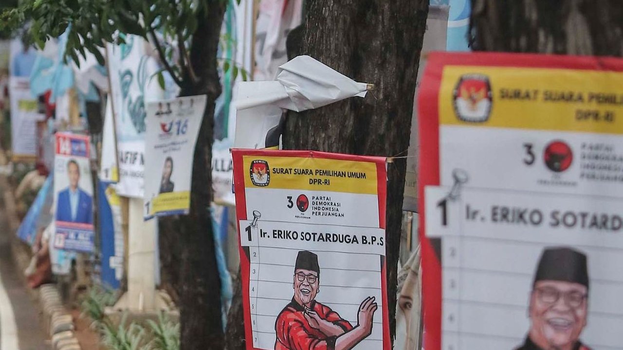 FOTO: Tak Cuma Bikin Kumuh, Pemasangan APK di Pohon Berpotensi Rusak Lingkungan