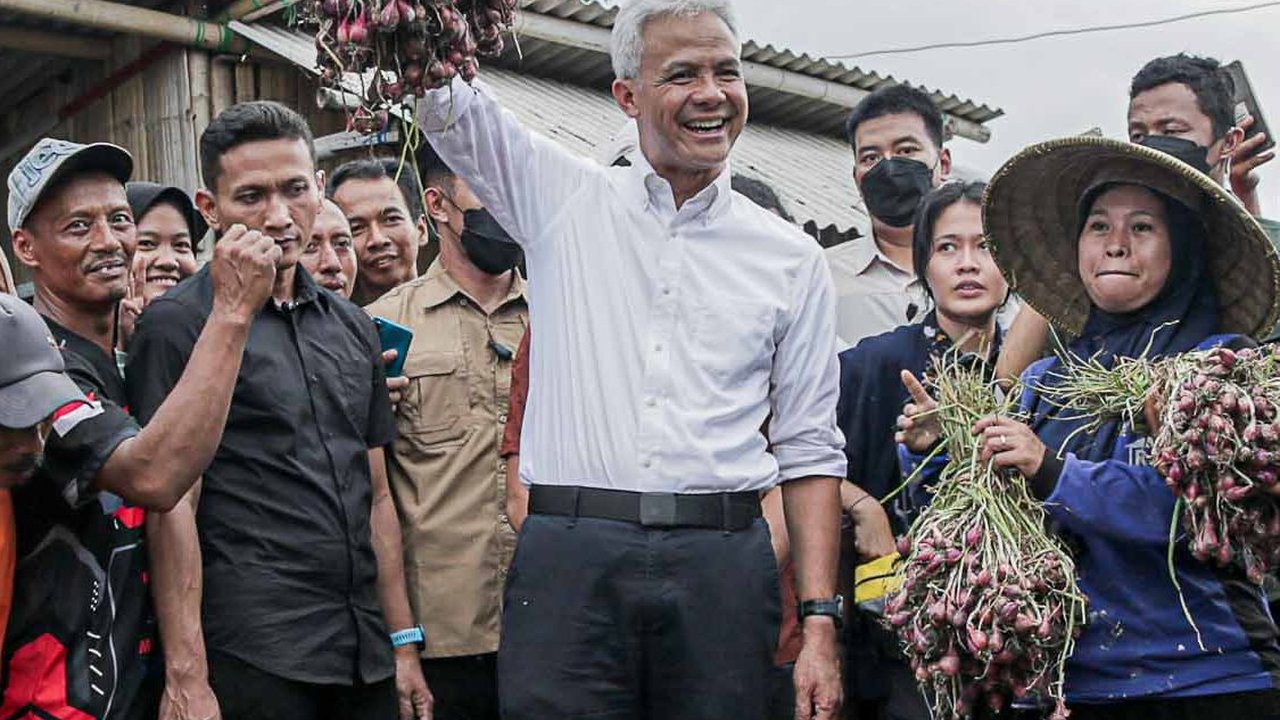 FOTO: Momen Ganjar Dengar Curhatan Petani Bawang Merah di Brebes