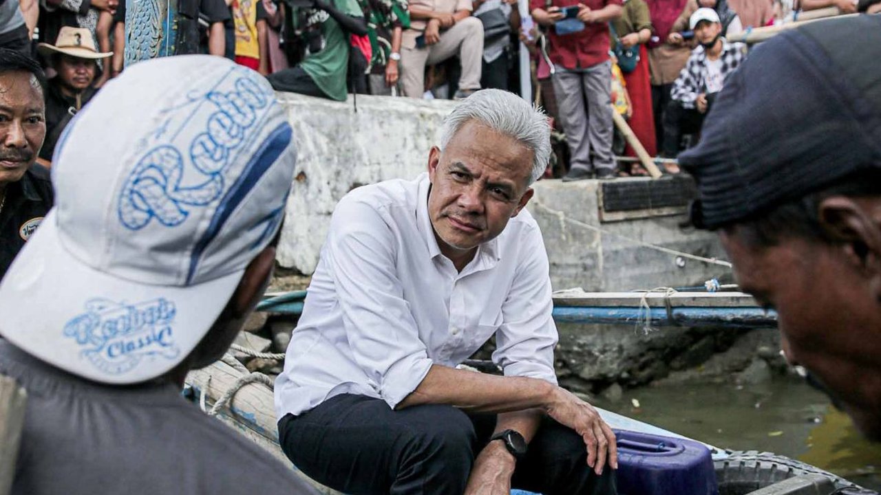 FOTO: Temui Nelayan di Brebes, Ganjar Serap Keluhan Terkait Kepastian Harga Solar