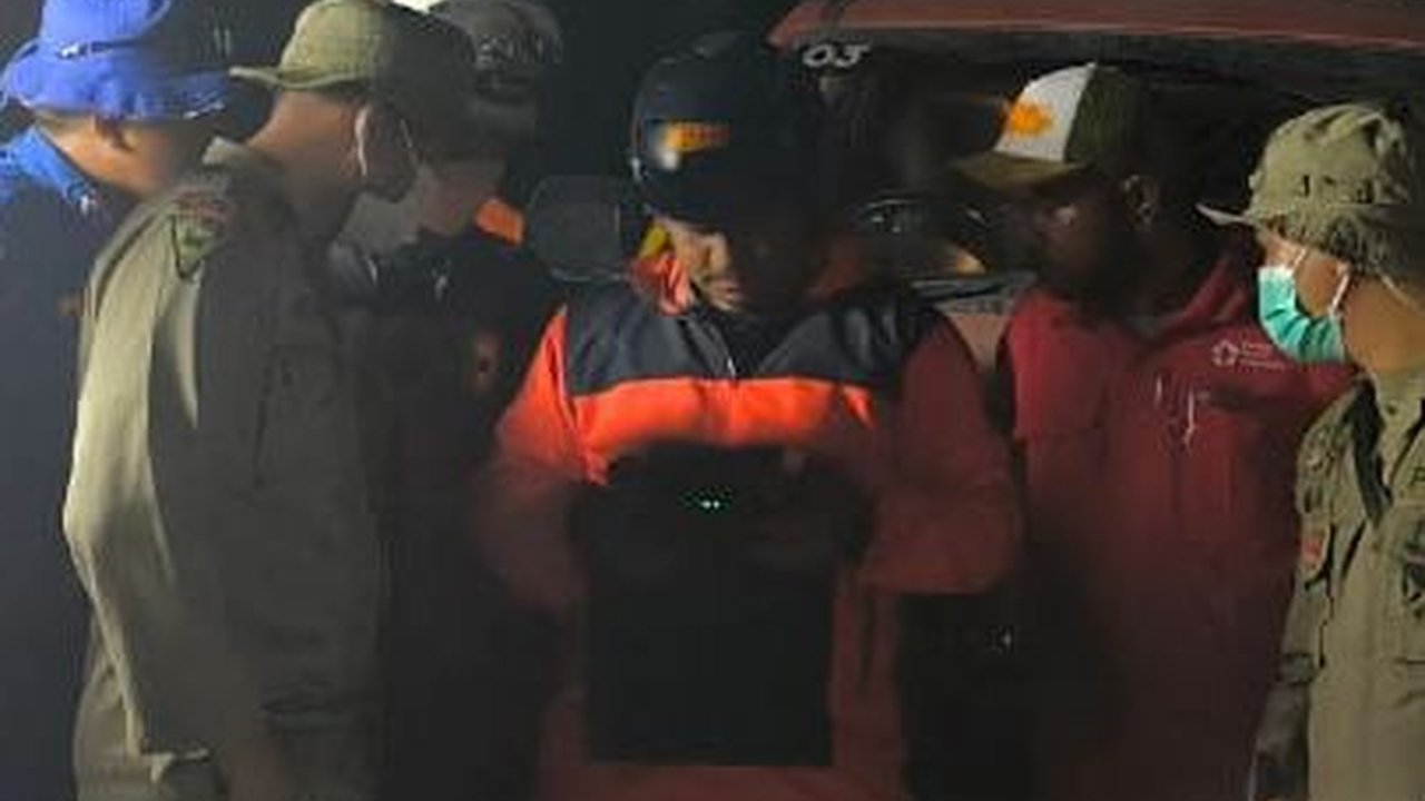 Momen Dramatis Evakuasi Warga Lereng Gunung Lewotobi, Tim SAR Gendong Lansia Menembus Hutan ke Pengungsian