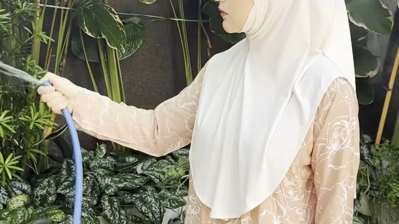 Santai Berdaster Sambil Siram Tanaman, Penampilan Cantik Bak Bidadari Irish Bella Ramai Dipuji