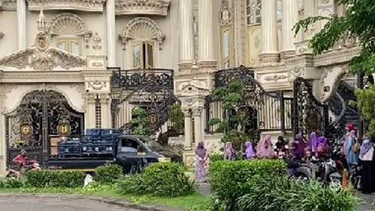 Rumahnya Bak Istana Klasik Megah, Intip Profil Keluarga Crazy Rich Sidoarjo yang Dikenal Dermawan