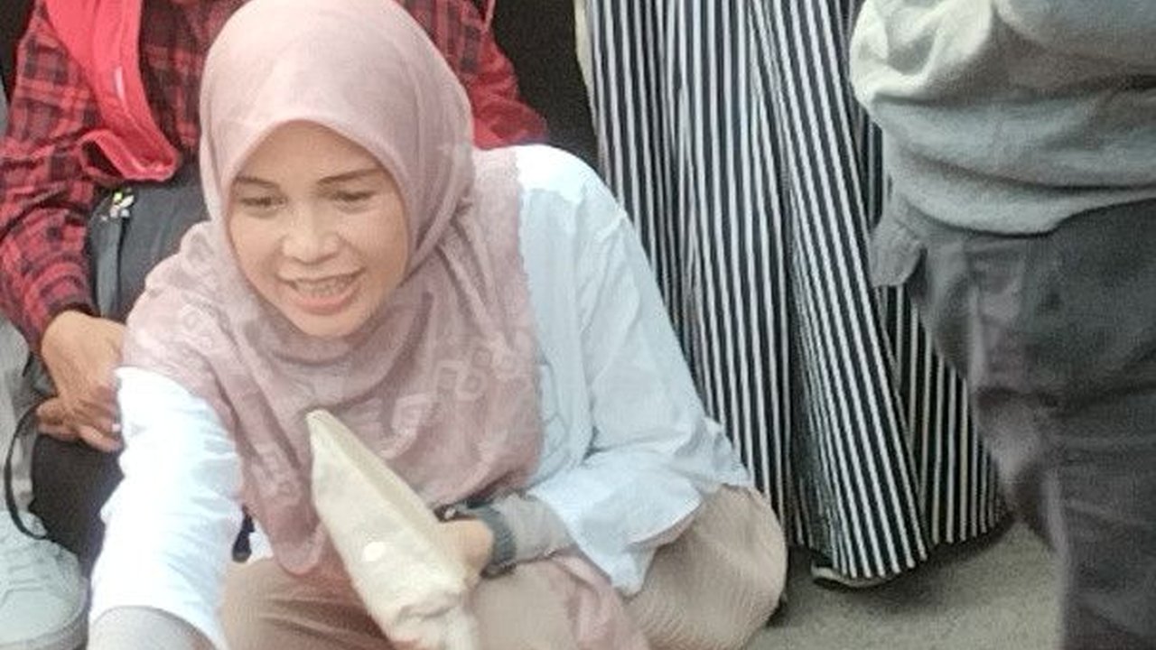 Blusukan ke Pasar Moderen Lampung, Atikoh Ganjar Borong Salak, Kurma hingga Sembako