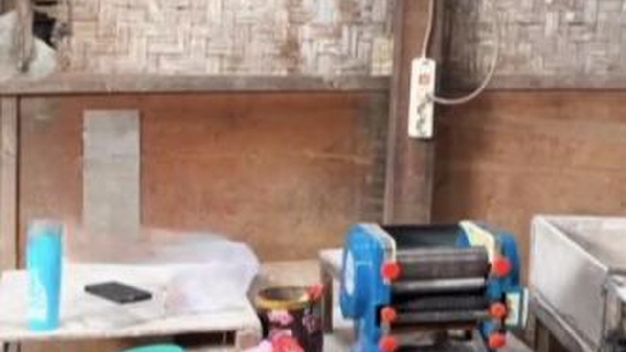 Pernah Hits Pada Zamannya, Begini Potret Pabrik Mi Jadul Berdinding Anyaman Bambu