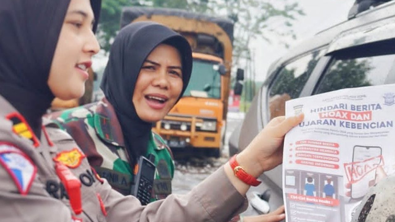 Kompak, Polwan dan Kowad Sosialisasi Pemilu 2024 Sambil Tangani Banjir