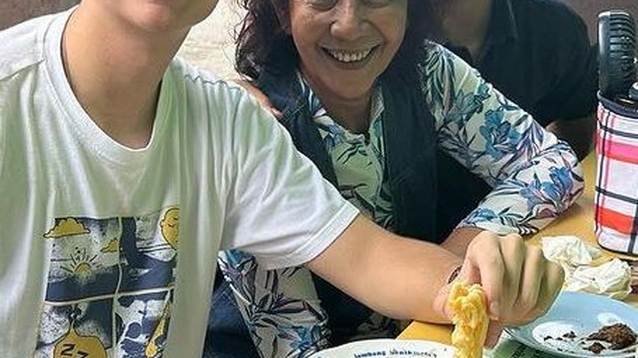 Eks Menteri Kini jadi Presiden Direktur Makan di Warung Sederhana Bareng Anak, Menunya Sop Empal