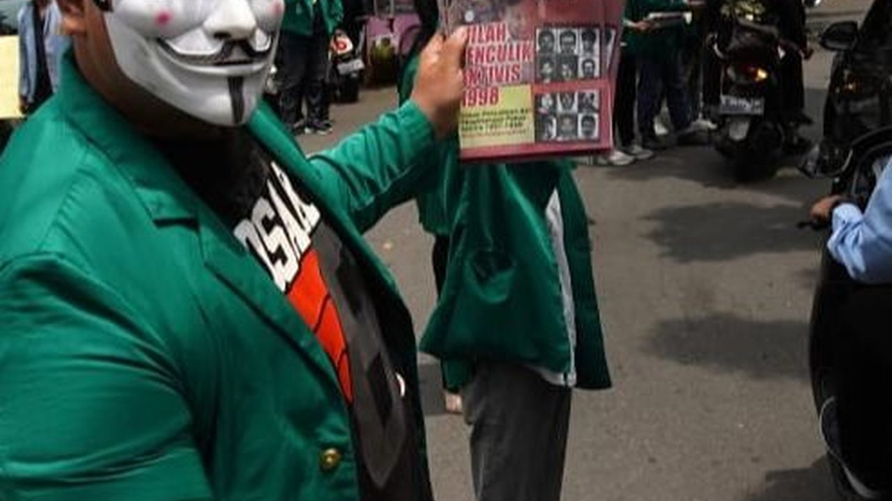 FOTO: Aksi Mahasiswa Universitas Moestopo dan UI Bagikan 4 Juta Selebaran Dampak Buruk Politik Dinasti untuk Menyadarkan Rakyat