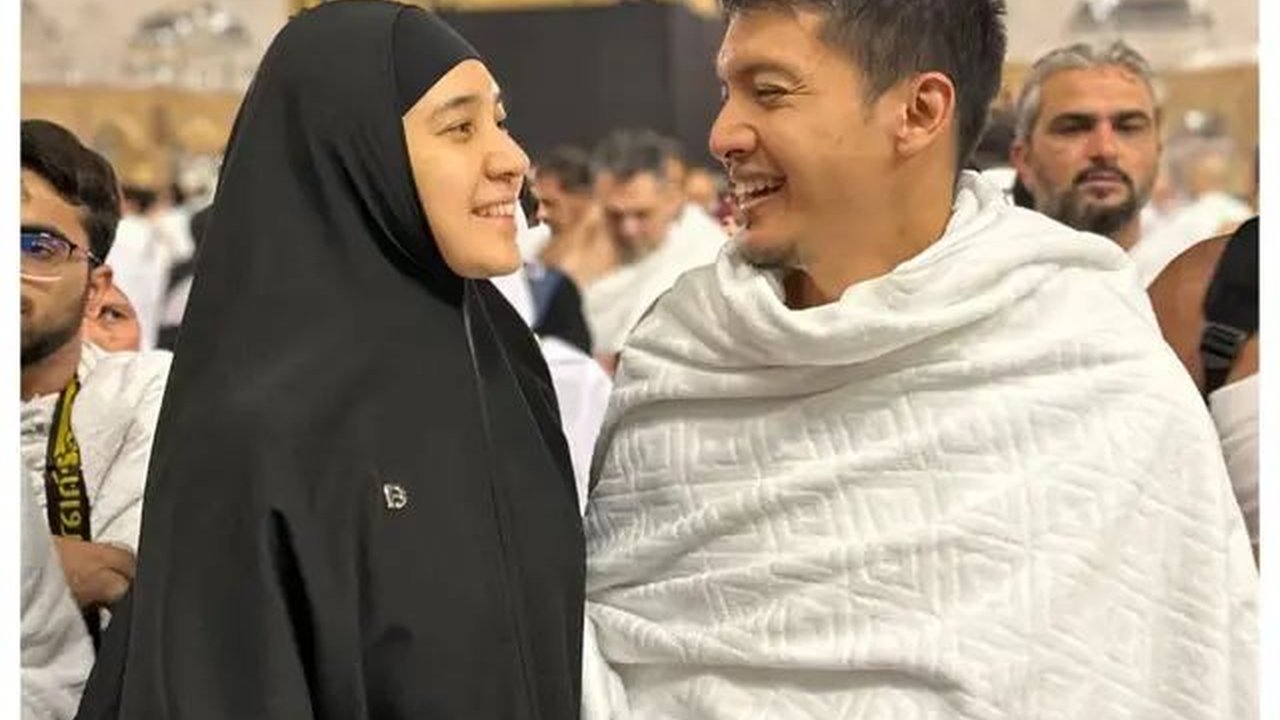 Potret Dimas Seto dan Dhini Aminarti  Umrah Bareng, Adem Lihatnya