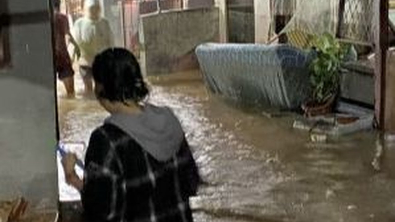 Banjir Besar Terjang Braga Bandung, Rumah-Rumah Warga Terendam hingga Satu Meter Lebih