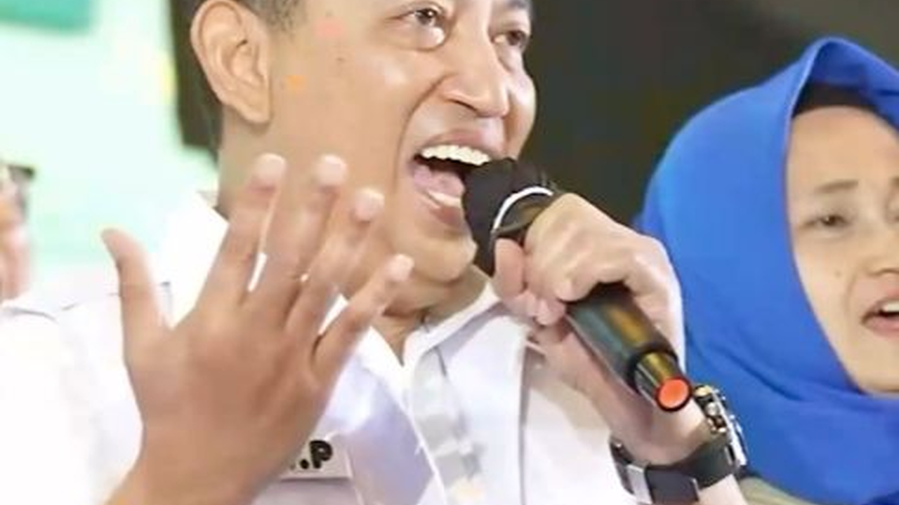 ⁠Momen Kapolri Jenderal Listyo Sigit Prabowo 'Happy' Banget Ikut Reuni Putih Abu-abu, Penampilannya Pakai Seragam SMA Curi Perhatian