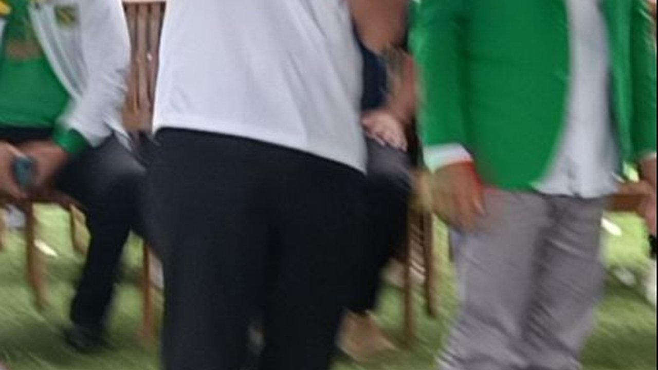 Serahkan Jam Tangan hingga Sepatu ke Simpatisan PPP, Sandiaga Uno Terpaksa Nyeker di Malang