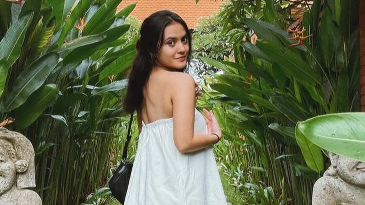 Potret Cantik & Imutnya Marsha Aruan di Bali, Pakai Mini Dress Putih Curi Perhatian