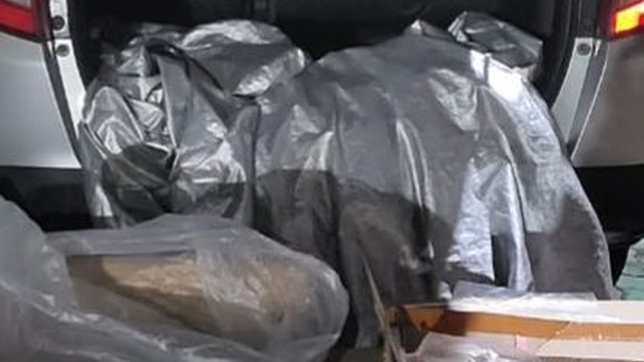 Bea Cukai Grebek Minibus di Demak, Isinya 32 Ribu Batang Rokok