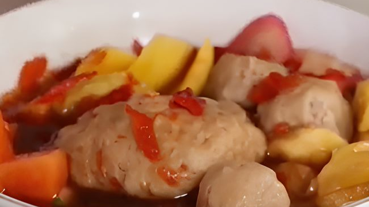 Mencicipi Bakso Kuah Rujak yang Unik di Jakarta Timur, Topingnya Pakai Buah Segar