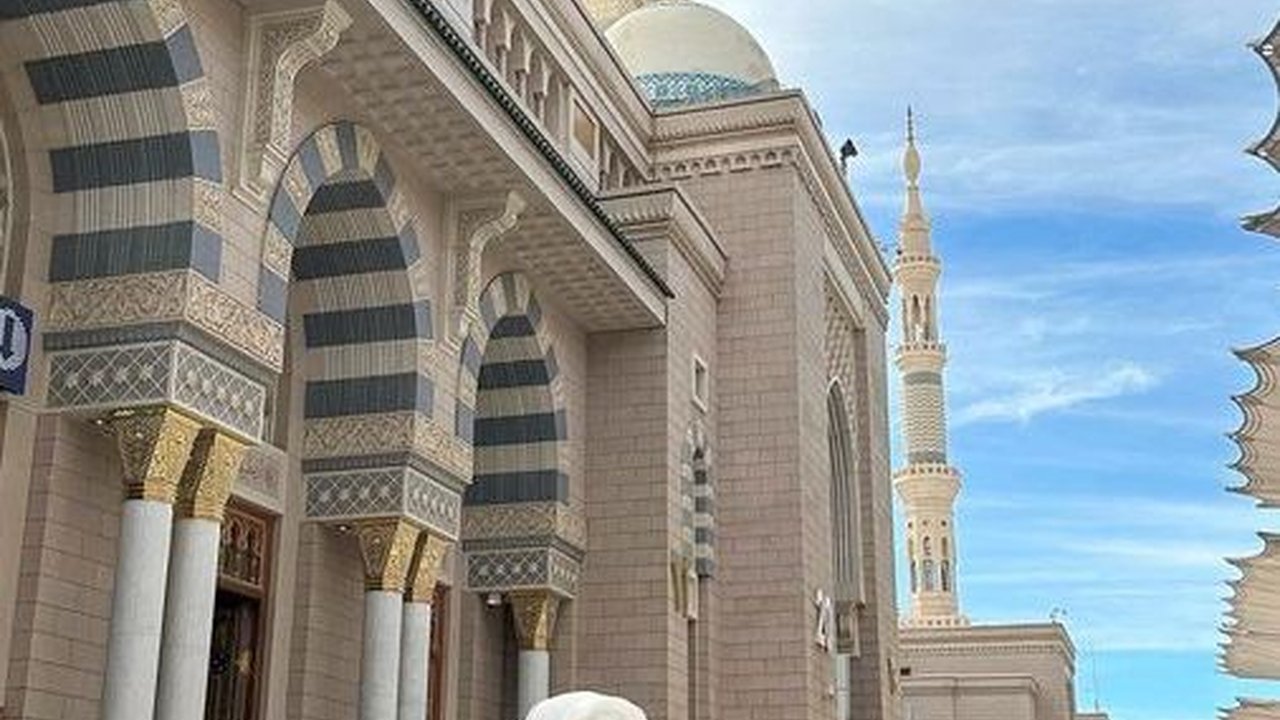 Tampil Memesona Mengenakan Hijab, Intip Potret Aaliyah Massaid Jalani Ibadah Umrah di Tanah Suci