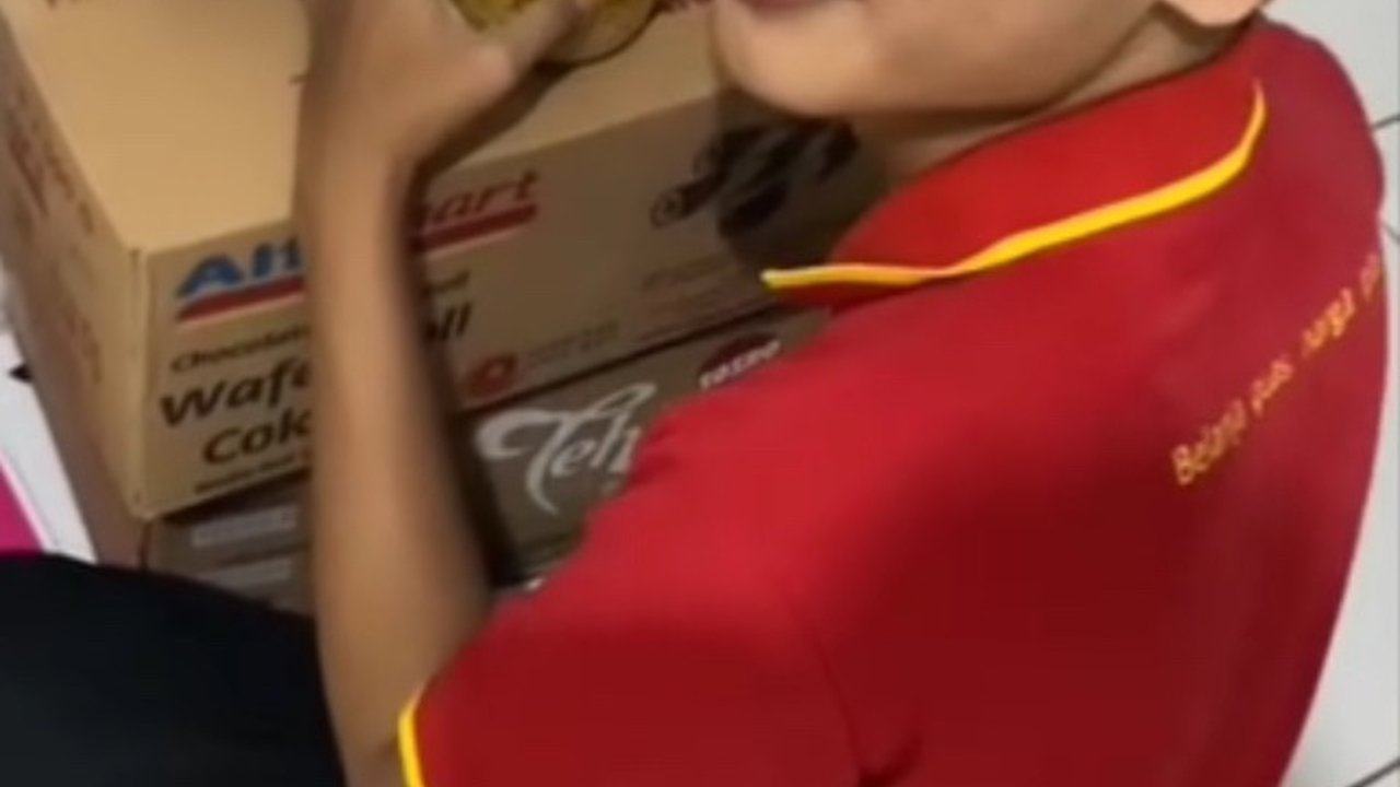 Pegawai Mini Market Ini Selalu Makan Mie Instan saat Istirahat Kerja, Akui Uangnya Hanya Tersisa Rp 2 Ribu