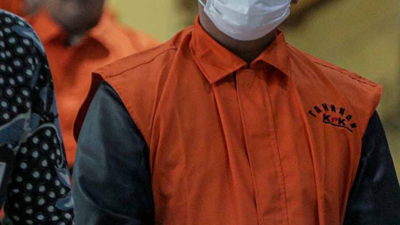 FOTO: Raut Bupati Labuhanbatu Erik Adtrada Ritonga Ditahan KPK Usai Terjaring OTT