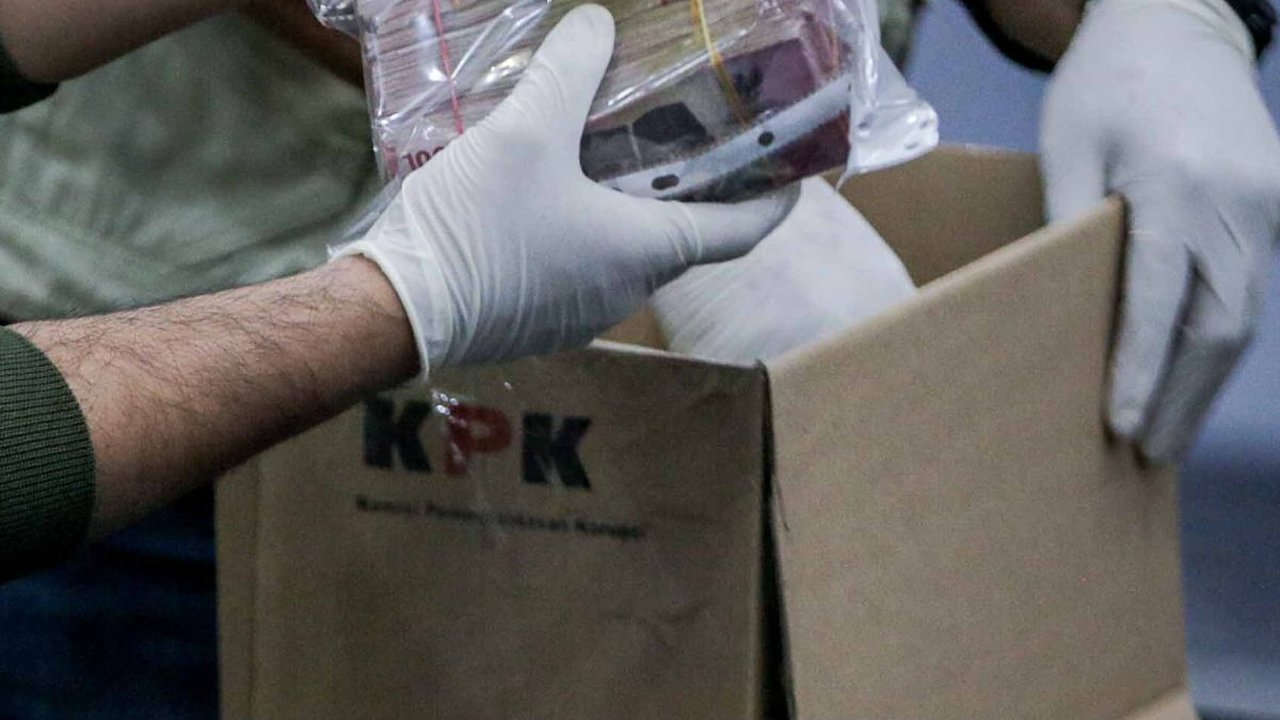 FOTO: Ini Tumpukan Uang Hasil OTT Bupati Labuhanbatu Erick Adtrada Ritonga