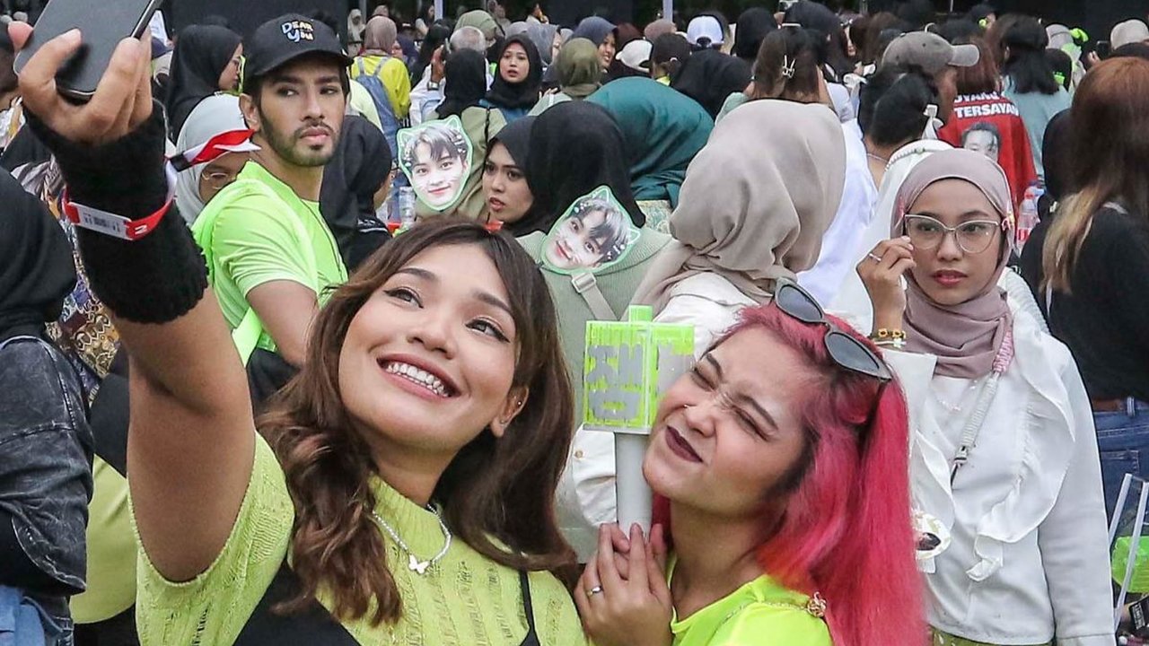 FOTO: Penuh Antusias, Ribuan Penggemar NCT 127 Padati Hall Indonesia Arena