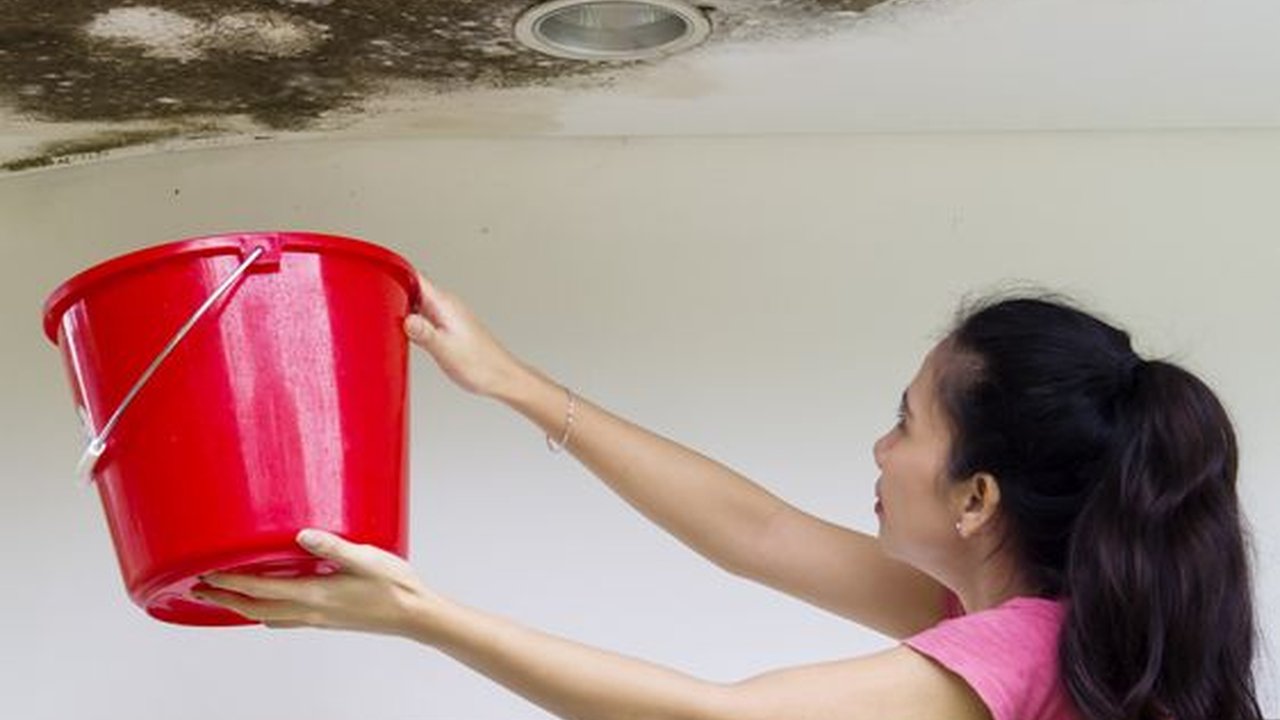 Kenapa Rumah Sering Bocor Saat Hujan Pertama?