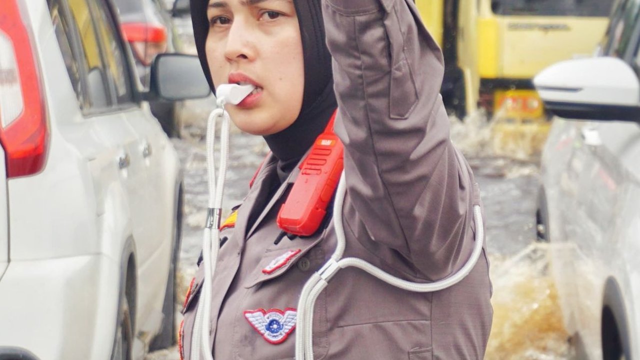 Momen Polwan Cantik Berhijab Terjang Banjir Demi Atur Lalu Lintas Jalan Lintas Riau-Sumut