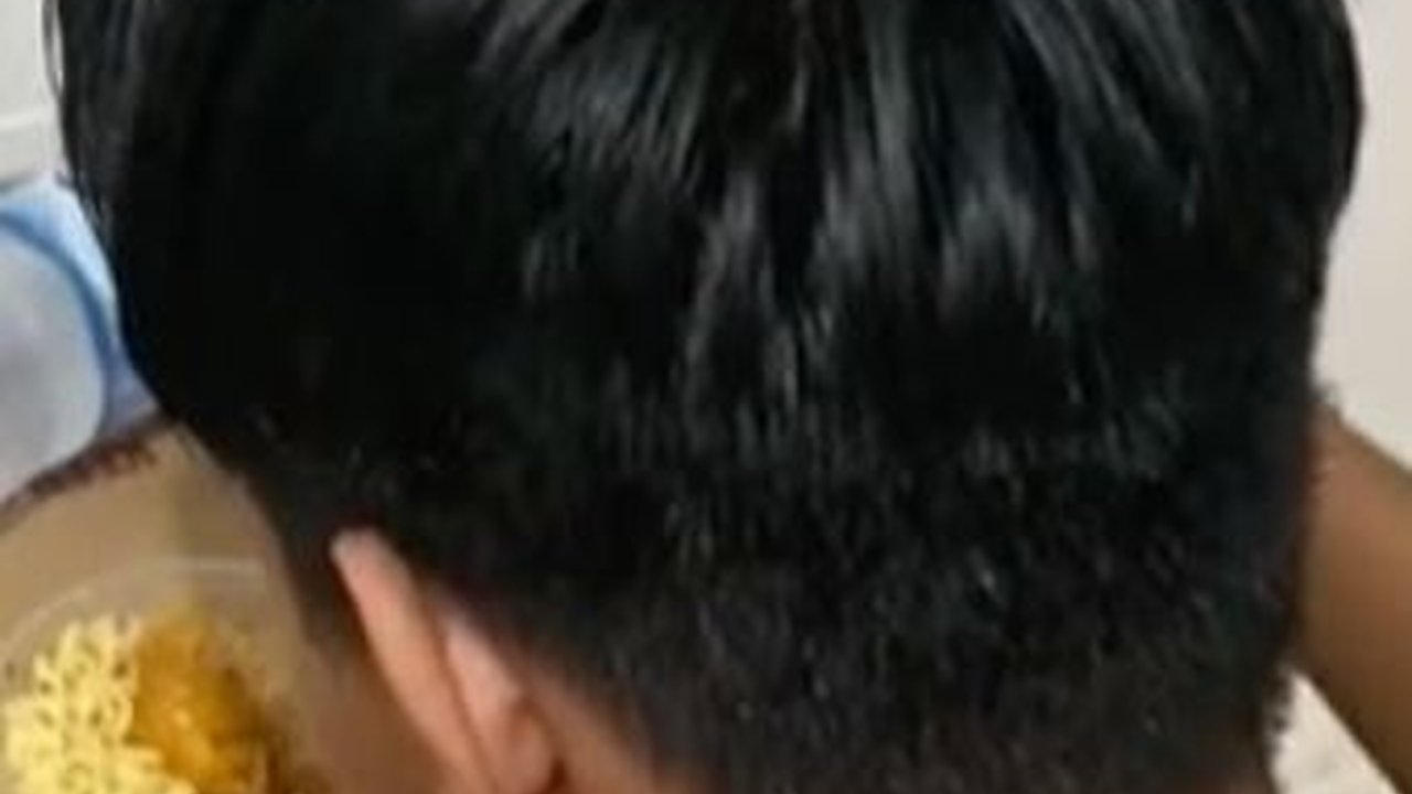 Viral Pegawai Minimarket Selalu Makan Mi Instan, Berapa Gaji Kasir di Minimarket?