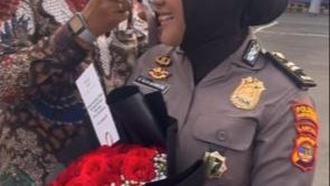 Momen Romantis Istri Perwira Polisi Dipasangkan Pangkat Sama Suami Bintara, Penuh Kasih Sayang