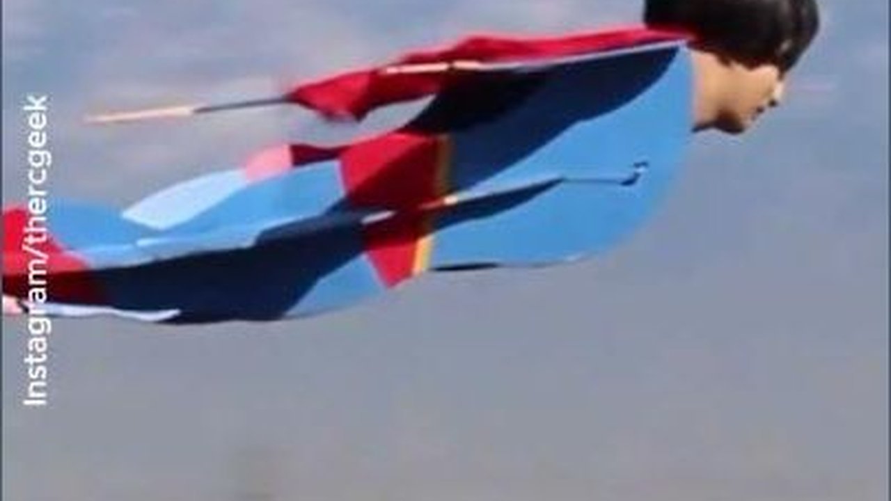 VIDEO: Uniknya Superman Terbang Dibantu Pesawat Radio Kontrol